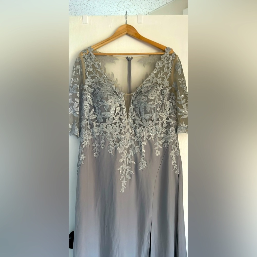 Beautiful HOLIDAY DRESS.   Tags still on it never worn no need for cleaning